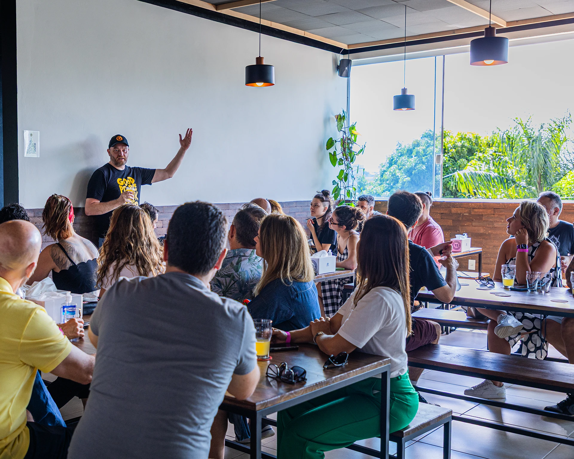 Cervejeiro da Grifo Beer apresentando as cervejas para um grupo no salão