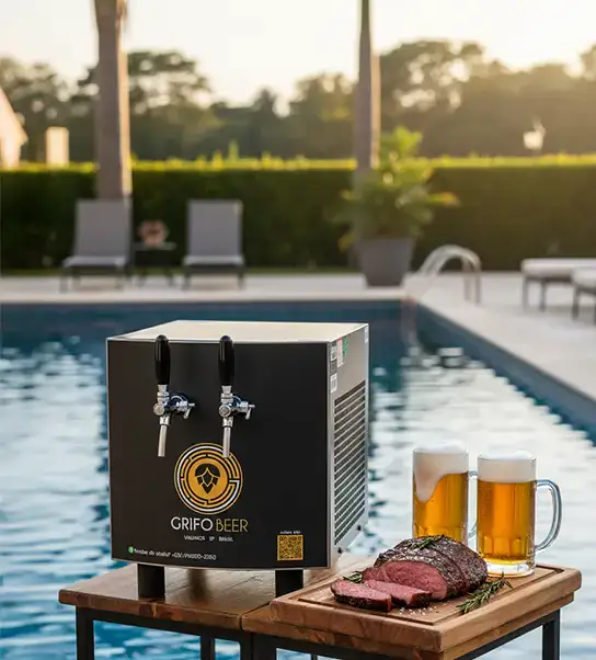 Chopeira da Grifo Beer ao lado de uma piscina