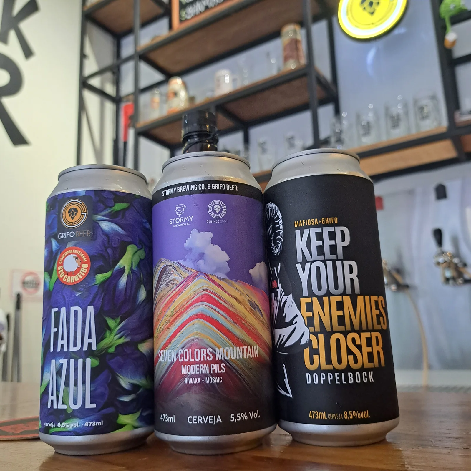Latas das colaborações da Grifo Beer: Fada Azul, Seven Colors Mountain com a Stormy Brewing e Keep Your Enemies Closer com a Mafiosa