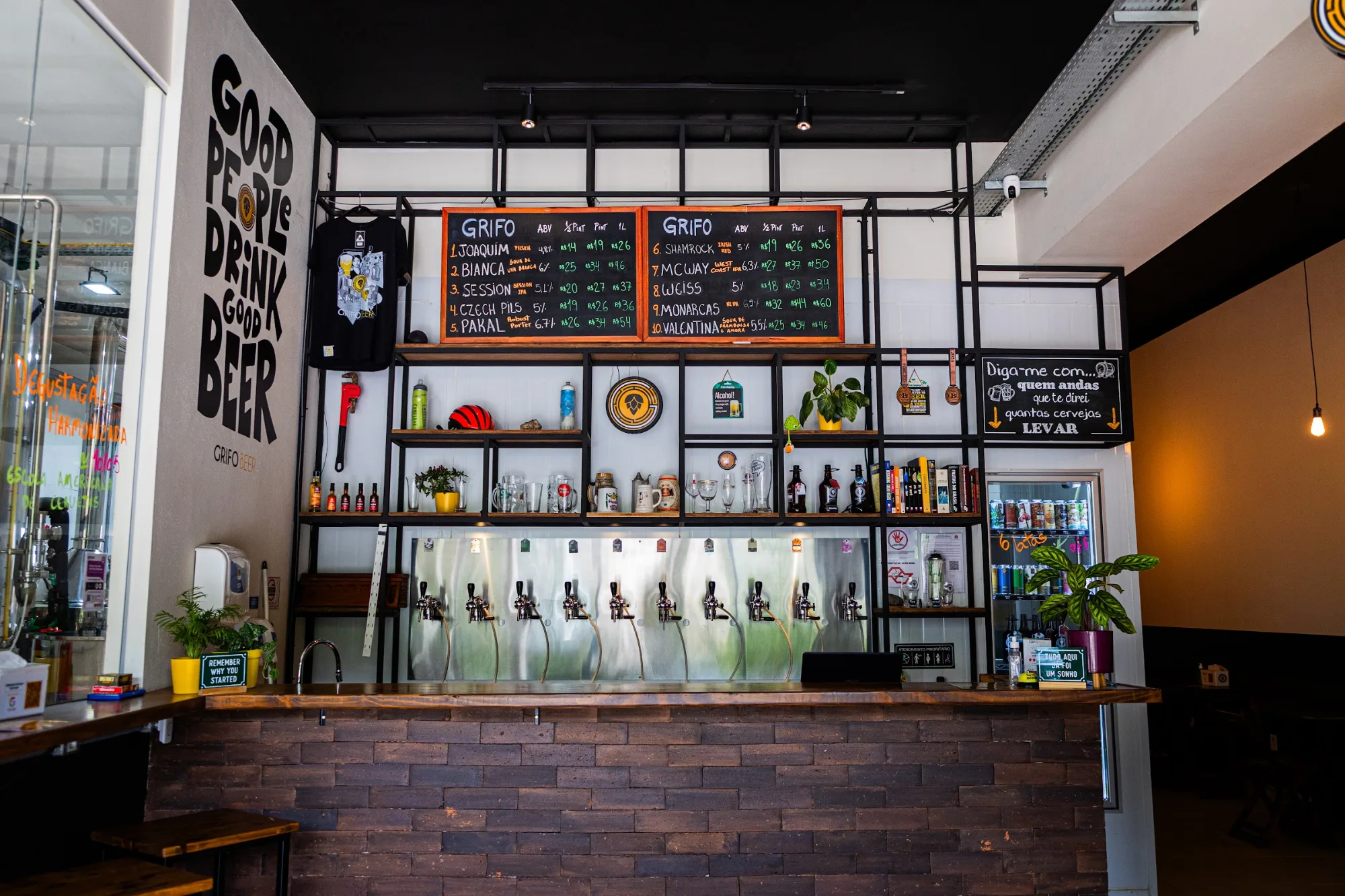 Balcão do bar da Grifo Beer com a parede de torneiras